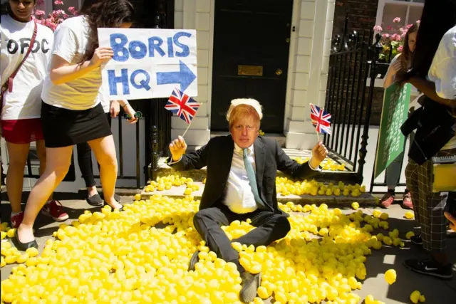 ชายในชุดเลียนแบบนายบอริส จอห์นสัน นายกรัฐมนตรีอังกฤษ