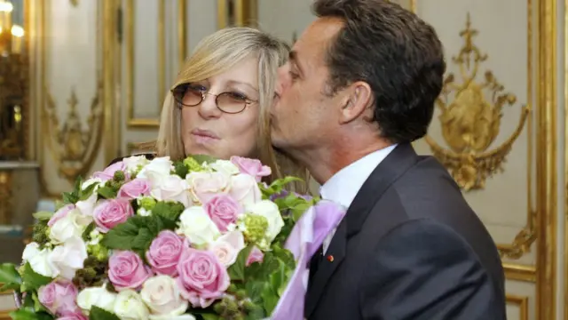Sarkozy Barbara Streisand'i öpüyor