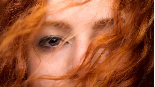 Рыжеволосая девушка