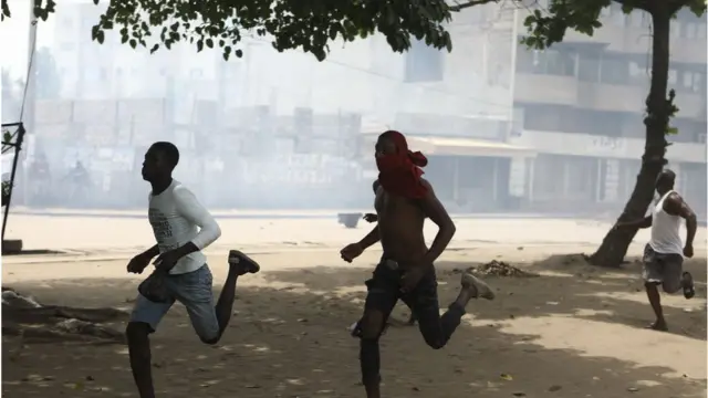 Protesters dey run from security