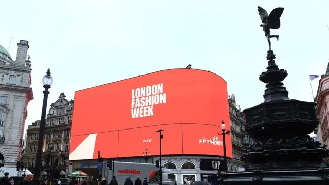 伦敦时装周的字样上了皮卡迪利广场上的大荧幕广告牌。