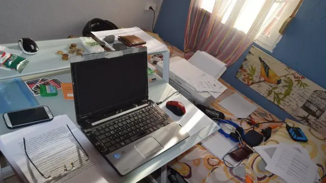 Cama y computadora