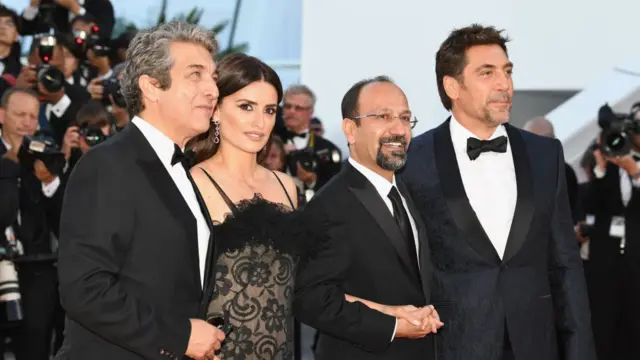 من اليسار ريكاردو دارين، بنيلوبي كروز، والمخرج أصغر فرهدي، وخافيير باردِم