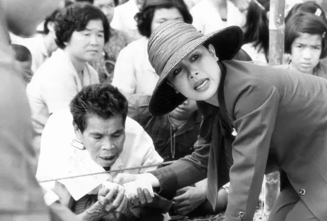 สมเด็จพระนางเจ้าสิริกิติ์ฯ เสด็จเยียมพสกนิกร
