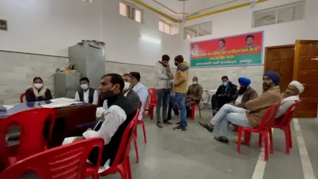 आज़म ख़ान के दफ़्तर में बैठे लोग