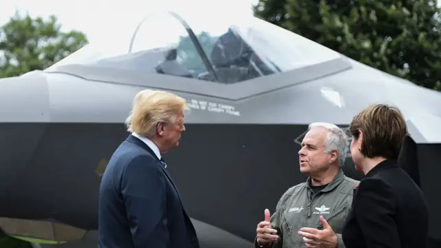 Donald Trump con un F-35.
