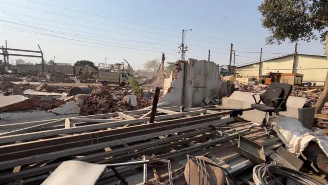 'बेकायदेशीर'वर चालला 'कायदेशीर बुलडोझर' आणि मोडून पाडला कुदळवाडीचा 'संसार आणि कणाही'