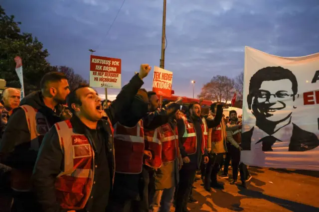 Saraçhane eylemlerinde slogan atan CHP üyesi gençler 