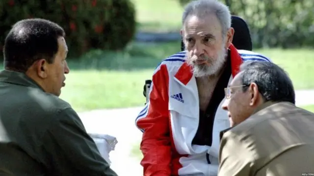 2008ம் ஆண்டு ஜூன் மாதம் 18ம் தேதி, ஹவானாவில் வெனிசுவேலா நாட்டின் அதிபர் ஹியூகோ சாவேஸ் மற்றும் ஃபிடல் காஸ்ட்ரோவின் சகோதரர் மற்றும் அதிகாரத்தில் இருந்த கியூபா அதிபர் ராவுல் காஸ்ட்ரோவுடன் நடந்த ஒரு சந்திப்பின் போது எடுத்த படம்.