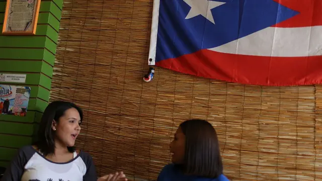 Mujer con bandera de Puerto Rico