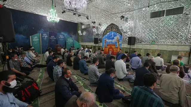 نماز جماعت در مسجد امام زاده صالح در میدان تجریش تهران