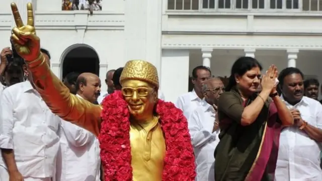 लोगों का अभिवादन करतीं वीके शशिकला.