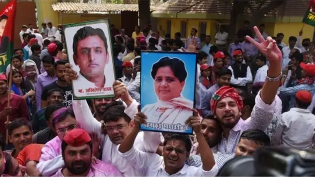 अखिलेश और मायावती के समर्थक