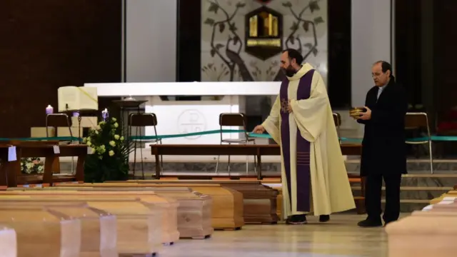 အီတလီမှာ မနေ့ကတစ်ရက်တည်း သေဆုံးသူ ၈၈၉ ဦးရှိပြီး အရင်နေ့တွေထက် အနည်းငယ်လျော့ကျလာတာပါ။