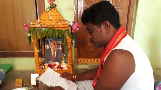 ట్రంప్ చిత్రానికి పూజలు