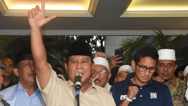 Prabowo Subianto didampingi Sandiaga Uno kembali mendeklarasikan kemenangan pada Kamis (18/04).