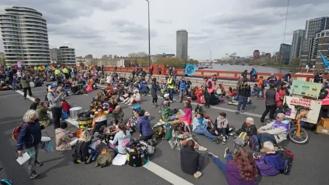 Vauxhall köprüsünde oturma eylemi