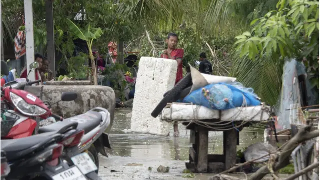 ชาวบ้านตำบลแหลมตะลุมพุก ทำความสะอาดชุมชนที่เสียหายหนักจากพายุโซนร้อนปาบึก