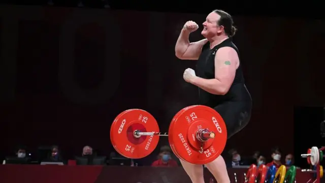 勞瑞爾·哈伯德是第一個公開以跨性別身份參加奧運會的選手