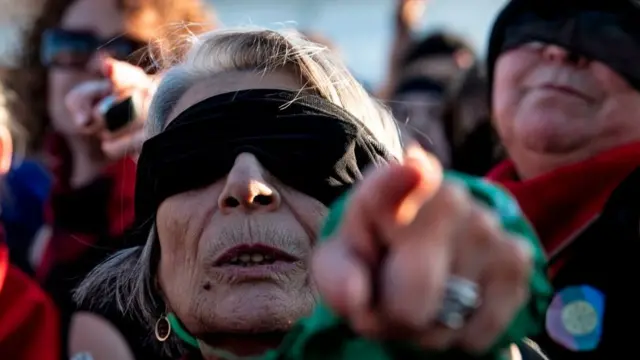 Señora con venda en los ojos.