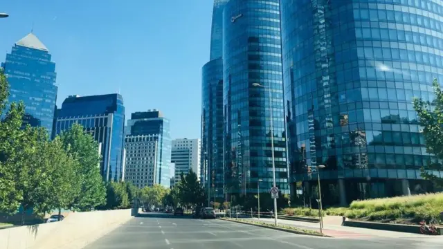 Una calle en Santiago de Chile con edificios altos
