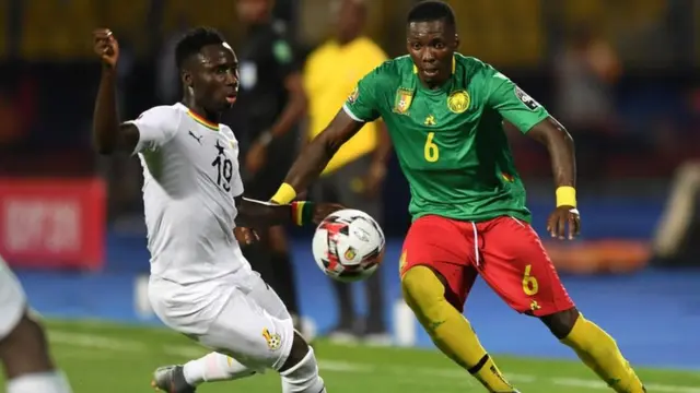 Le milieu de terrain ghanéen Samuel Owusu (à gauche) et le défenseur camerounais Ambroise Oyongo se disputent le ballon.