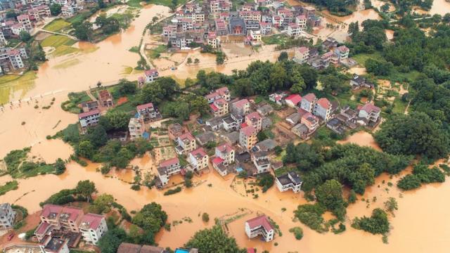 7月7日，航拍江西泰和洪災畫面，村莊一片澤國，道路、橋樑及水稻等農作物受災嚴重。