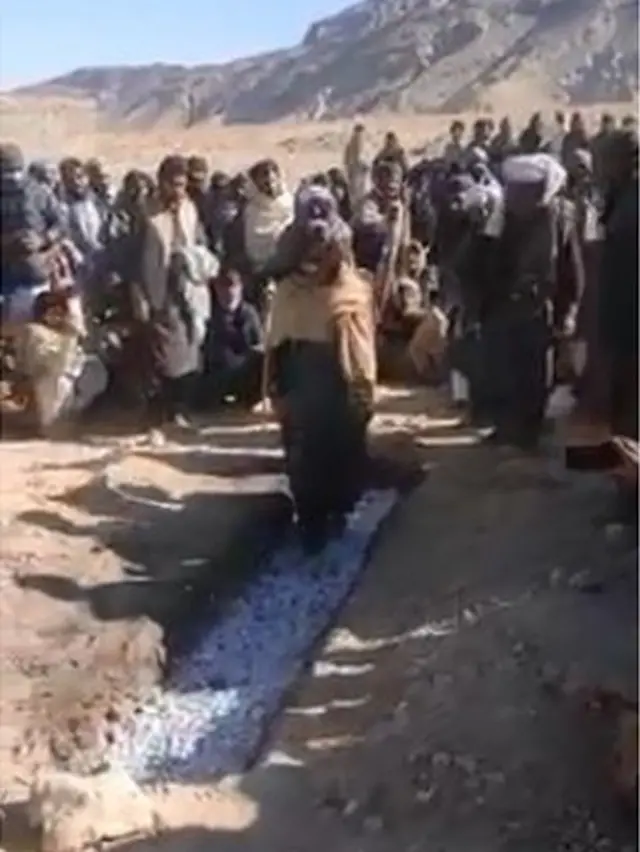 انگاروں پر چلنے والا شخص