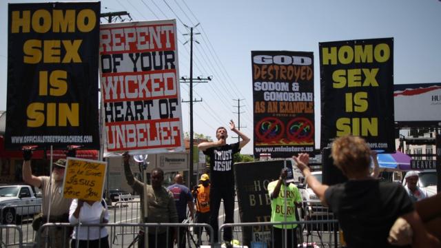 Manifestantes contra la homosexualidad