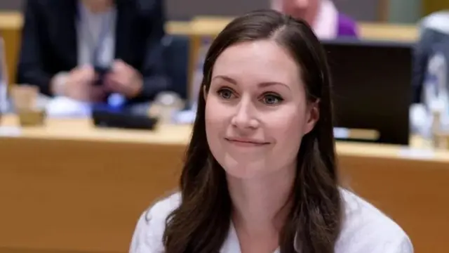 سنا مرین کی جماعت سوشل ڈیموکریٹک پارٹی فن لینڈ کے پانچ جماعتی اتحاد کا حصہ ہے اور ان پانچوں جماعتوں کی سربراہی خواتین کے ہاتھ میں ہے