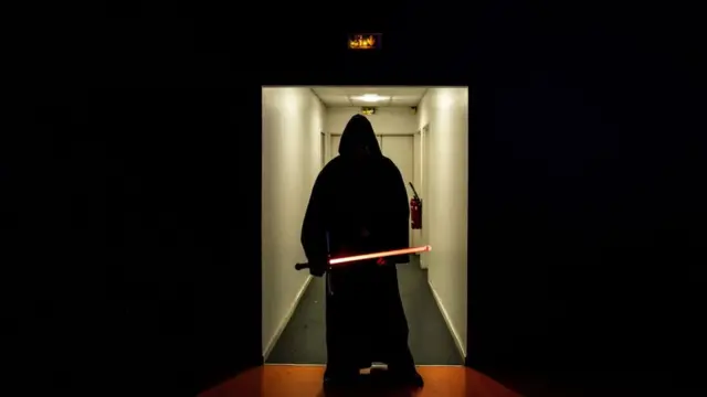 Hombre con sable de luz.