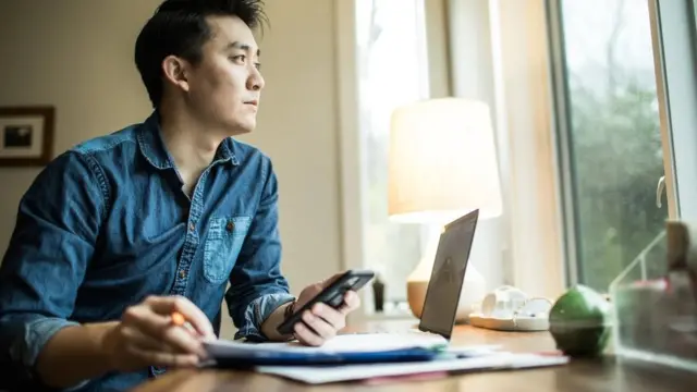 Pour l'instant, le travail reste une cible mouvante, et nous devons prendre notre vie professionnelle au jour le jour en lieu et place de réponses concrètes.