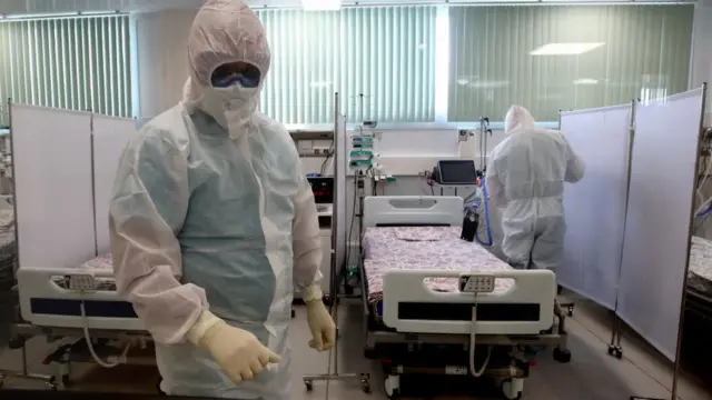 Врачи непризнанных республик говорят, что средства защиты у них пока есть, а вот опытных специалистов уже не хватает