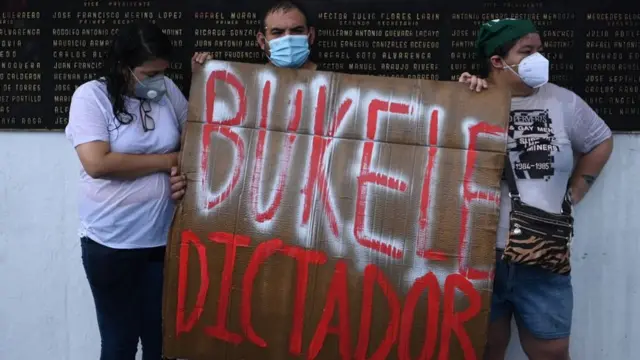 ne tempête politique a éclaté au Salvador alors que son parlement, nouvellement contrôlé par le parti du président Nayib Bukele, a renvoyé le procureur général et les principaux juges jugés hostiles au leader populiste.