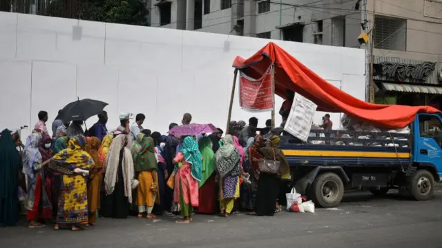 টিসিবির কম দামে পণ্য কিনতে ভিড় বাড়ছে