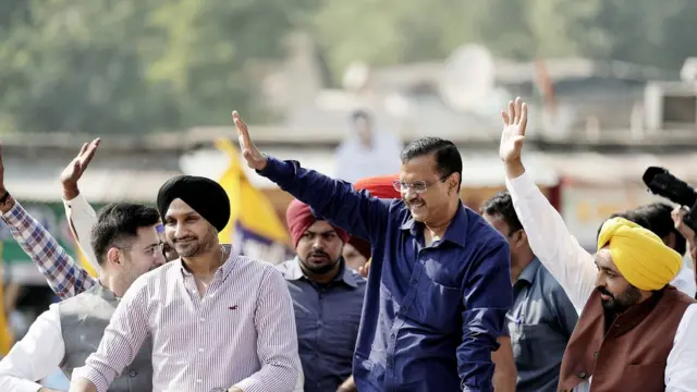 अहमदाबाद में रैली करते दिल्ली के सीएम अरविंद केजरीवाल और पंजाब के सीएम भगवंत मान. साथ में पूर्व क्रिकेटर हरभजन सिंह