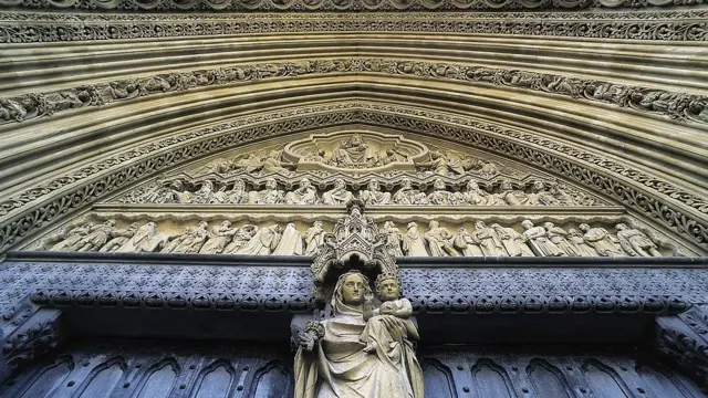 La statue de la madone et de l'enfant sur la porte latérale de l'abbaye de Westminster