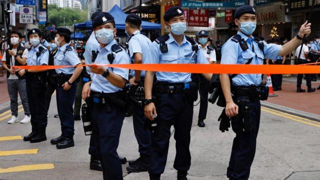 一群香港警察在銅鑼灣鬧市站崗（1/7/2021）