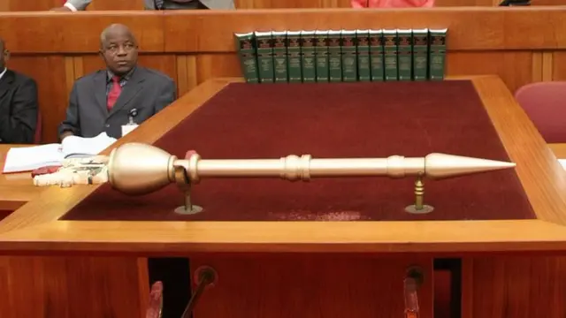 Akara ikikere ndi ụlọ omeiwu ukwu.