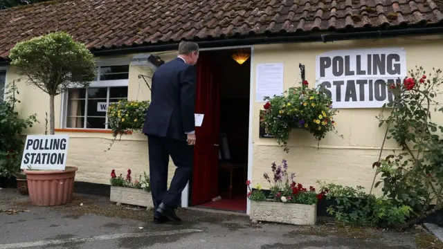 汉普郡Lower Farringdon某酒吧投票站（8/6/2017）