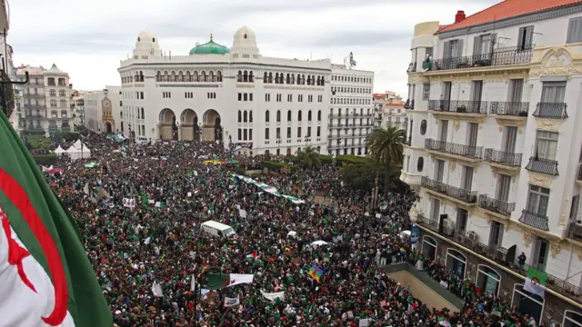 Aworan awọn eeyan Algerian to n kopa ninu iwọde lọjọ kejilelogun, oṣu kẹta nilu Algiers eleyi to fẹ ki aarẹ Abdelaziz Bouteflika kọwe fipo silẹ
