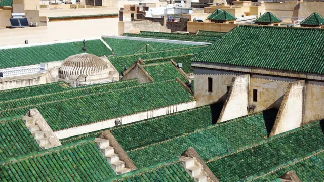 Techos verde de la universidad de Al Qarawiyyin en Fez, Marruecos.