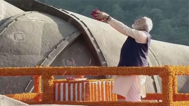 સરદારની પ્રતિમાને પુષ્પાંજલિ કરતા નરેન્દ્ર મોદી