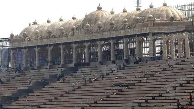 यमुना किनारे श्री श्री का पंडाल