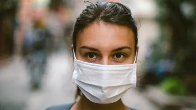 కరోనావైరస్ ఫేస్ మాస్కు ధరించిన మహిళ