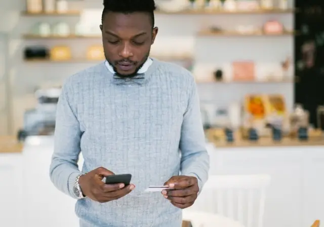 Чоловік зі смартфоном