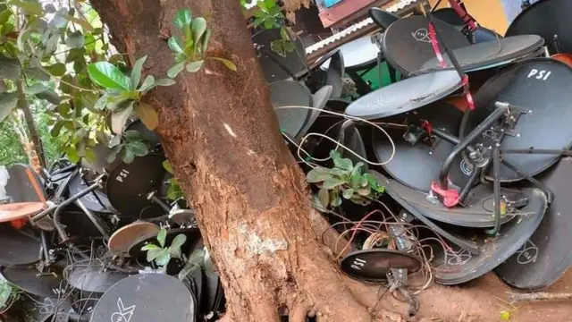 ผลจากการปิดกั้นข้อมูลข่าวสารของกองทัพเมียนมา ทำให้เจ้าหน้าที่ของถอดเครื่องรับสัญญาณและจานรับดาวเทียมของประชาชนในมณฑลอิรวดี และรัฐมอญออกไป ซึ่งส่วนหนึ่งจัดจำหน่ายโดยบริษัท พีเอสไอ คอร์ปอเรชั่น จำกัดของไทย