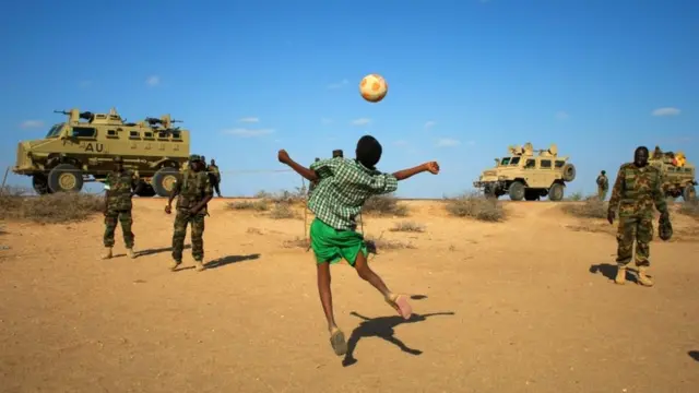 Awọn ologun AU ati ọdọmọde kan n gba bọọlu