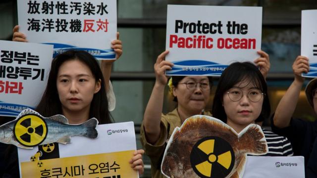 韓國民間環保組織成員在首爾日本駐韓大使館外抗議福島核廢水排放計劃（8/6/20203）