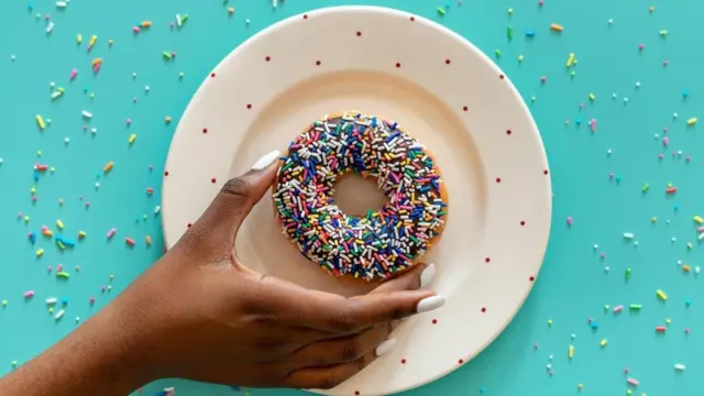 كعكة محلاة بمواد سكرية